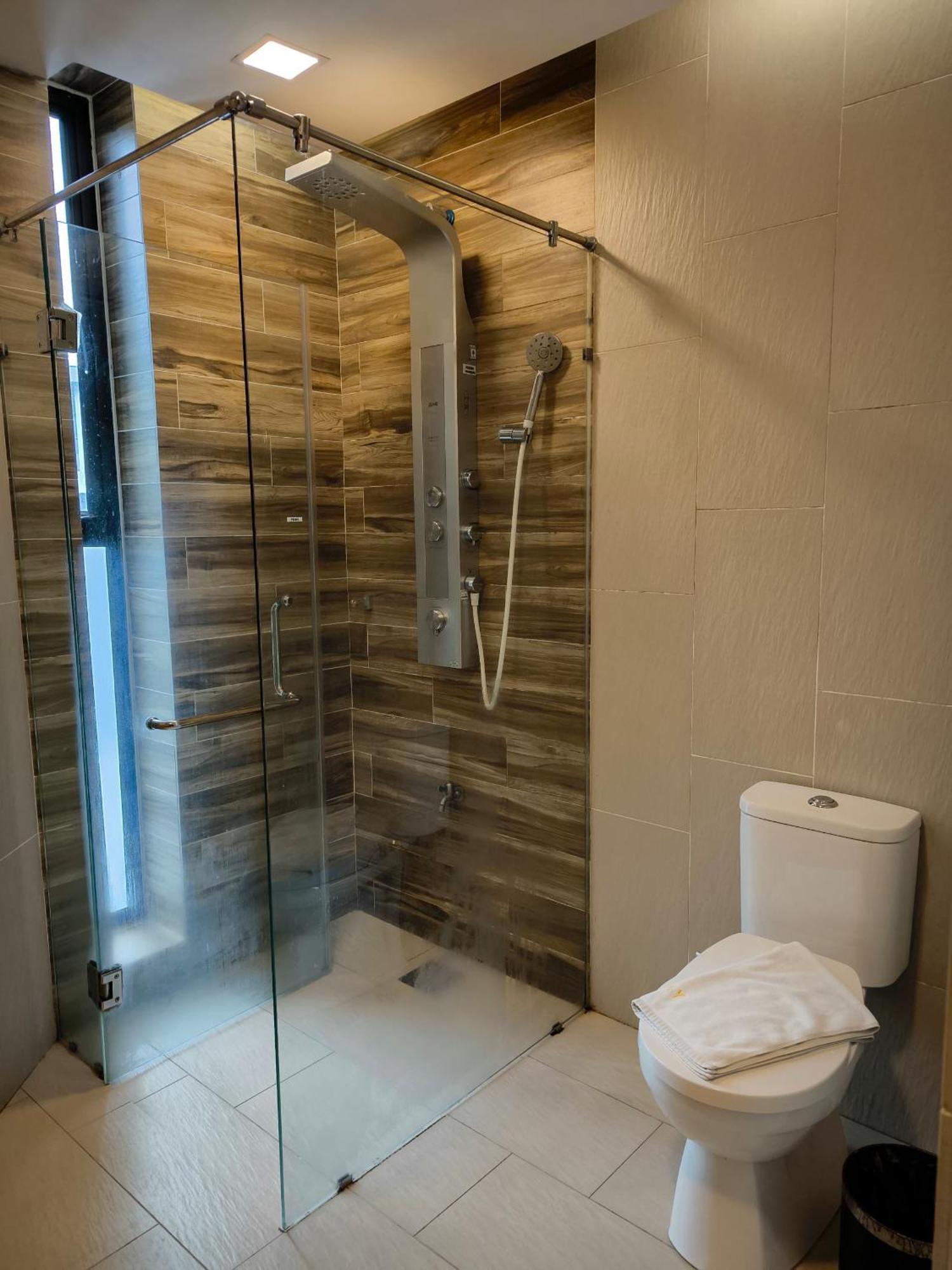 Roxy Hotel Padungan Кучінг Екстер'єр фото