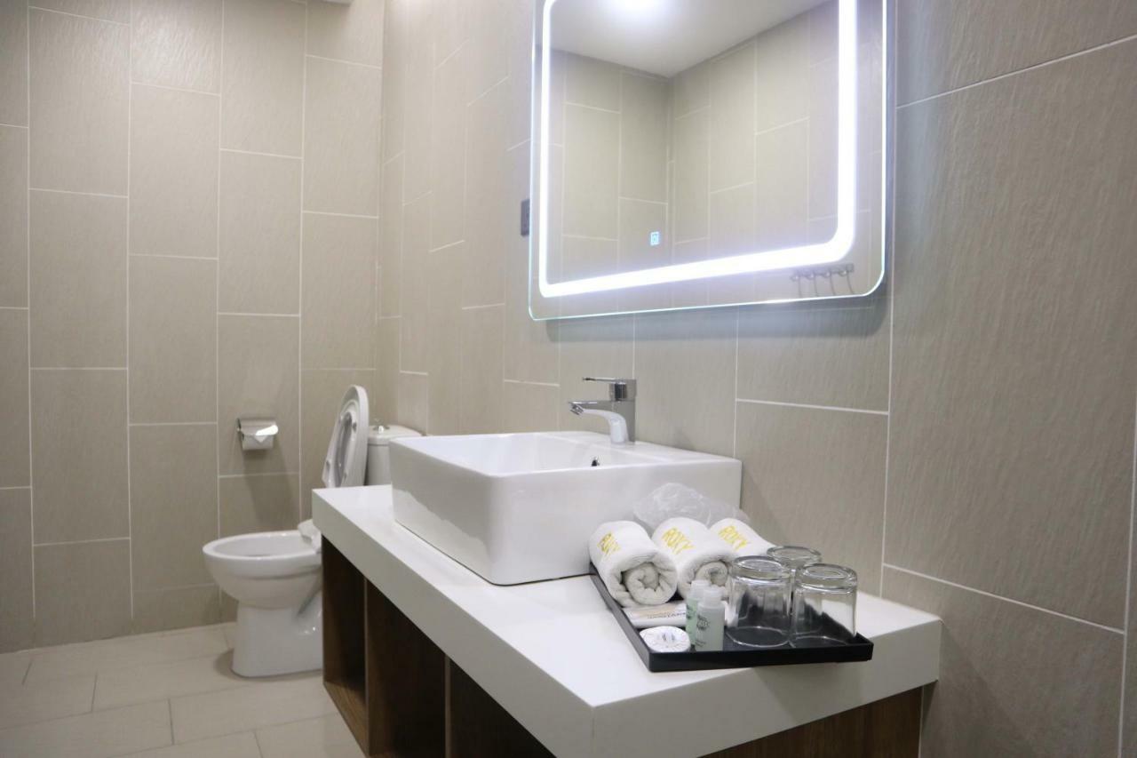 Roxy Hotel Padungan Кучінг Екстер'єр фото