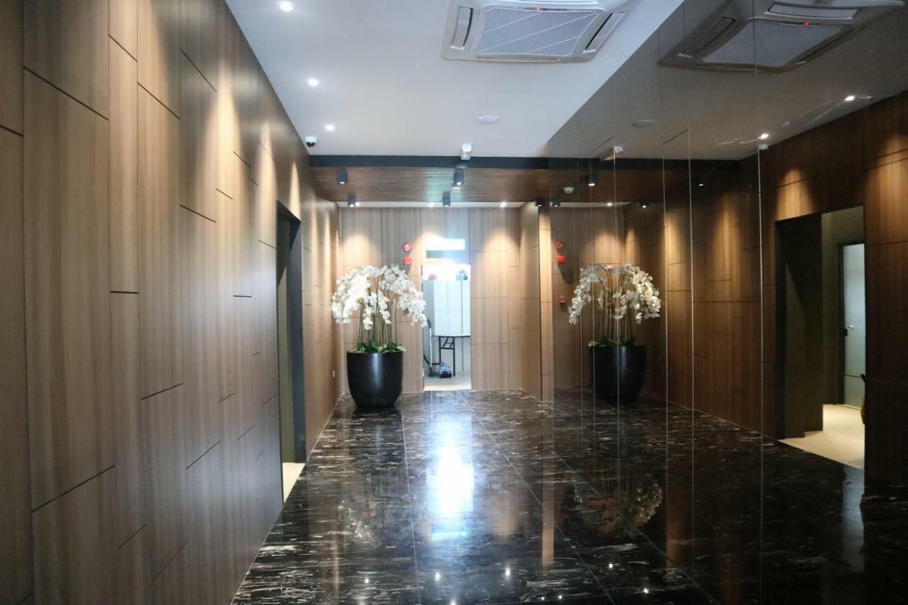 Roxy Hotel Padungan Кучінг Екстер'єр фото