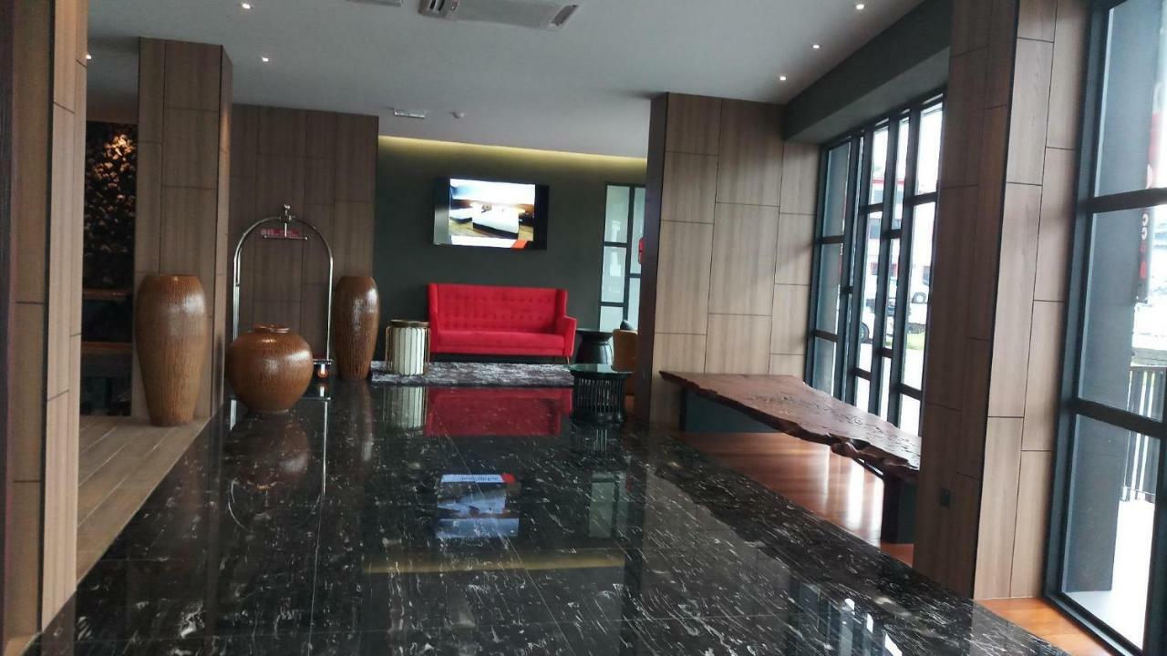 Roxy Hotel Padungan Кучінг Екстер'єр фото