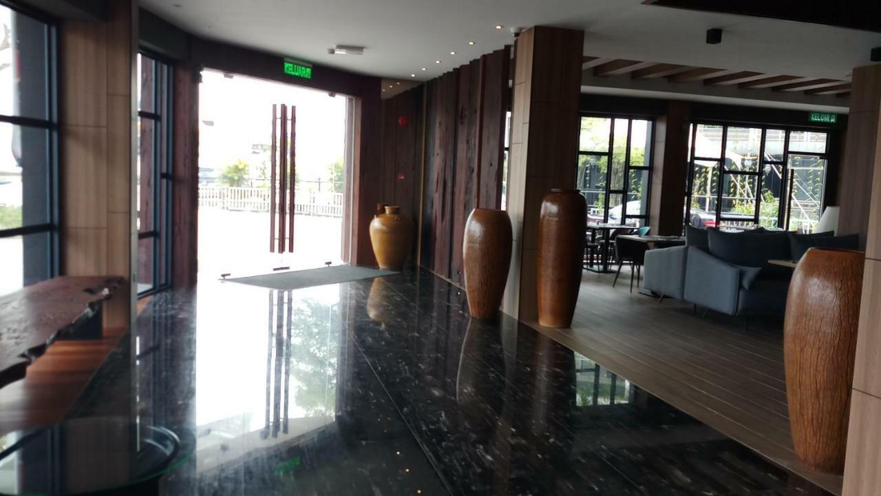 Roxy Hotel Padungan Кучінг Екстер'єр фото