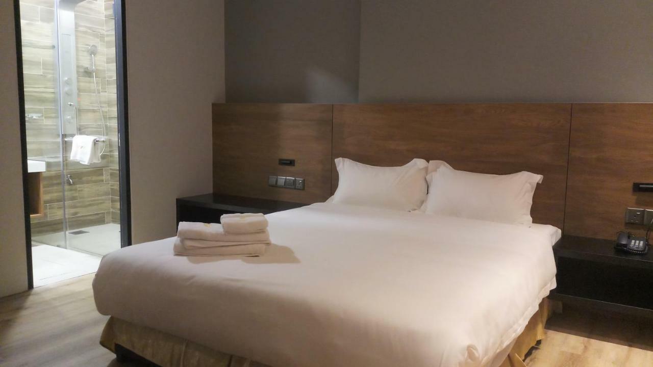 Roxy Hotel Padungan Кучінг Екстер'єр фото