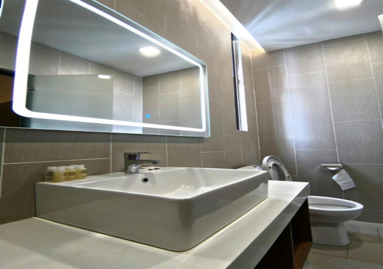 Roxy Hotel Padungan Кучінг Екстер'єр фото